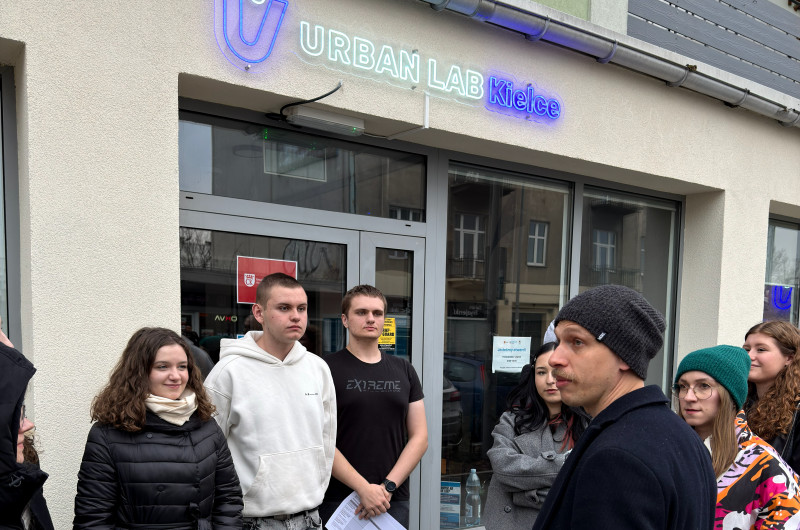 Zdjęcie kilkorga młodych ludzi stojących przed wejściem do Urban Lab Kielce